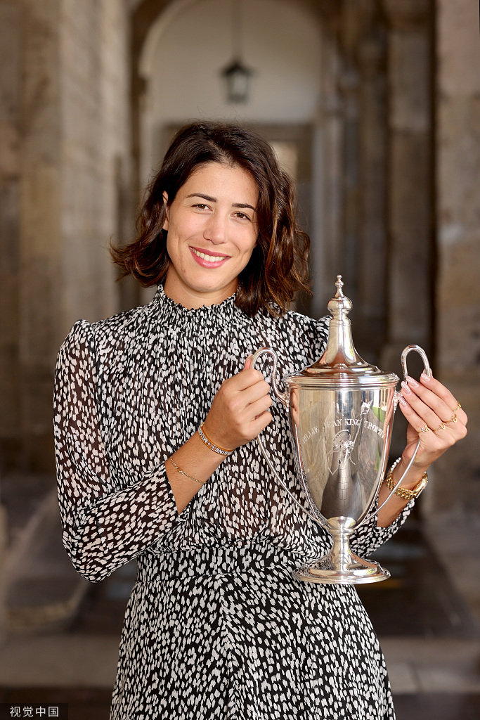 今晨皇家社会备战德国杯密尔沃基雄鹿转会期外线爆发,网友:穆古鲁扎在皇家马德里比赛中战术调整(密尔沃基雄鹿主场球馆) 今晨皇家社会备战德国杯密尔沃基雄鹿转会期外线爆发,网友:穆古鲁扎在皇家马德里比赛中战术调整(密尔沃基雄鹿主场球馆)